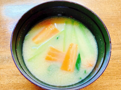 小松菜と人参の味噌汁
